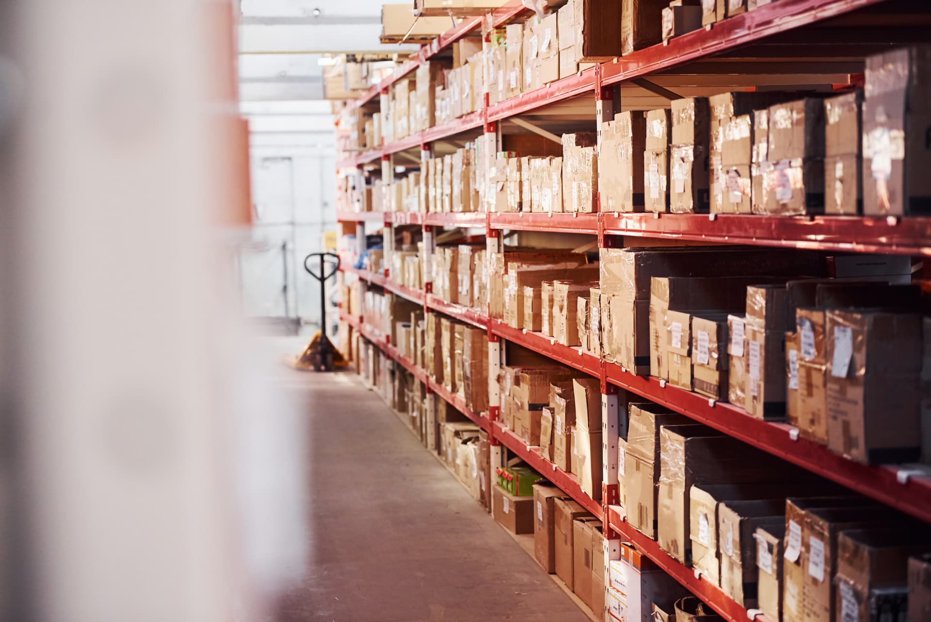 Lagerhaus mit hohen Regalen und Kisten und Boxen. 