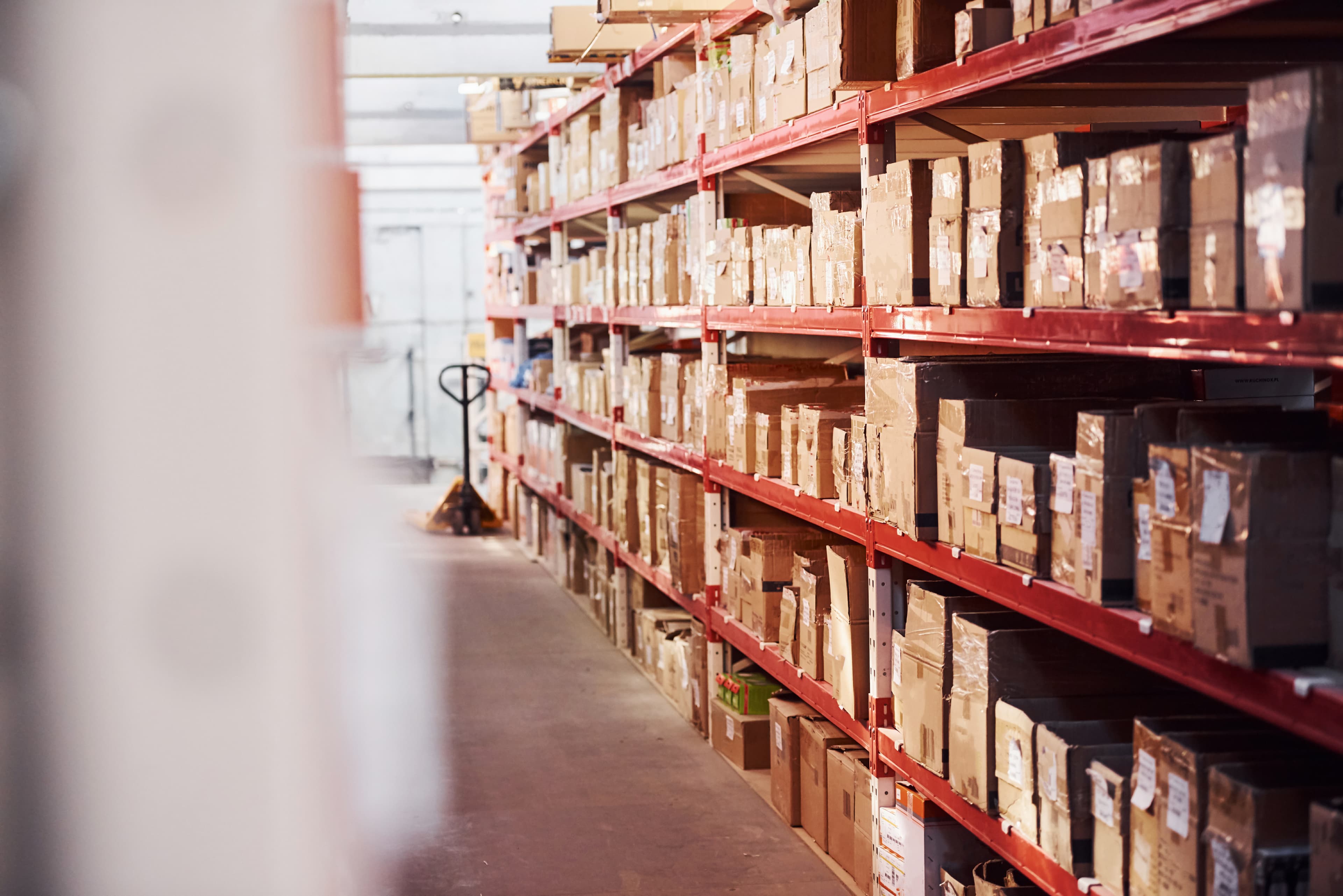Lagerhaus mit hohen Regalen und Kisten und Boxen. 