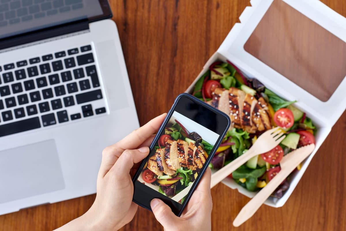 Smartphone fotografiert frischen Salat für E-Commerce-Lebensmittelindustrie-Artikel.