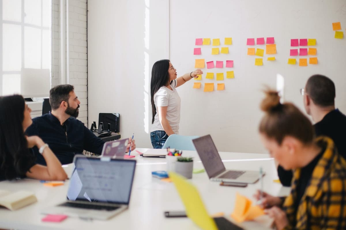 Ein Team von Mitarbeitern sitzt in einer Besprechung. Wie du ein ERP für Startups nutzt, zeigen wir dir im Beitrag.