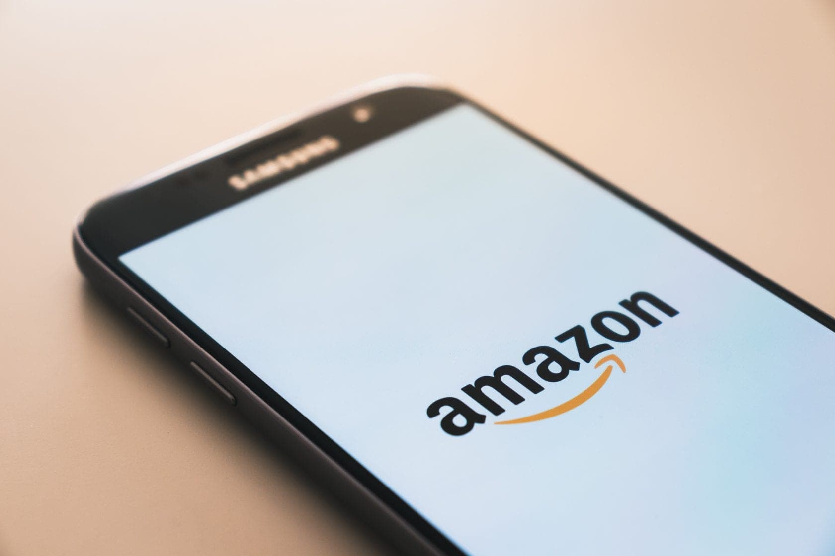 Smartphone mit Amazon-Logo, symbolisiert ERP-Integration mit der Amazon-Plattform.