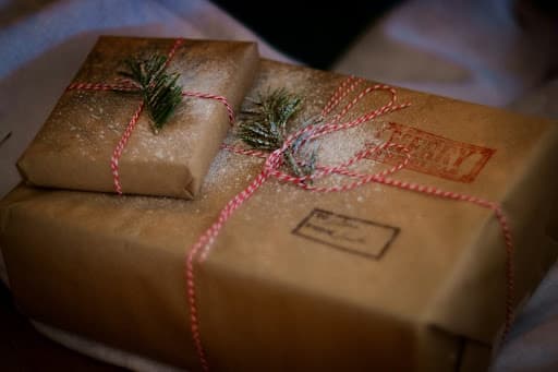 Weihnachtgeschenke mit Dekoration für den Onlinehandel