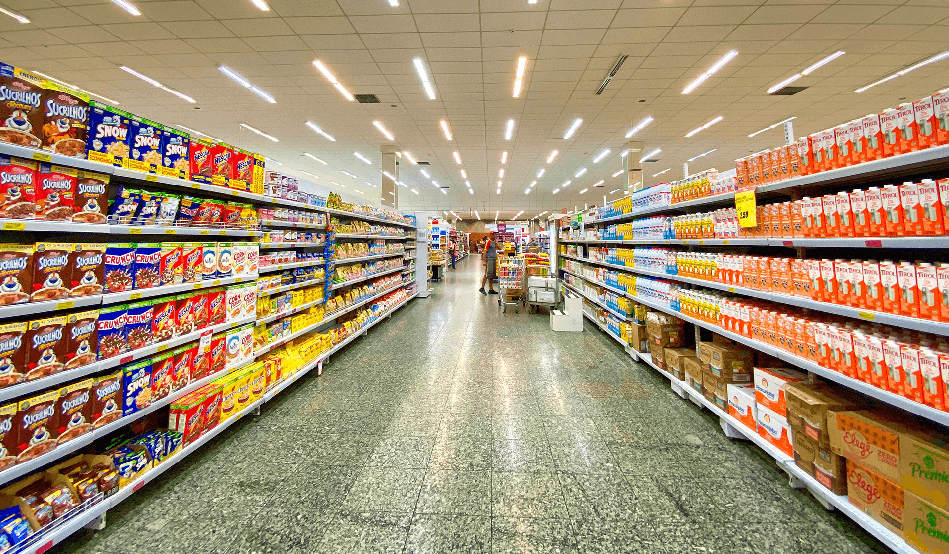 Blick in eine Regalreihe eines Supermarktes. Ein Warenwirtschaftssystem für den Einzelhandel sagt deinen manuellen Prozessen den Kampf an und sichert dir dein Wachstum. Wir zeigen dir, was du dazu wissen musst! 