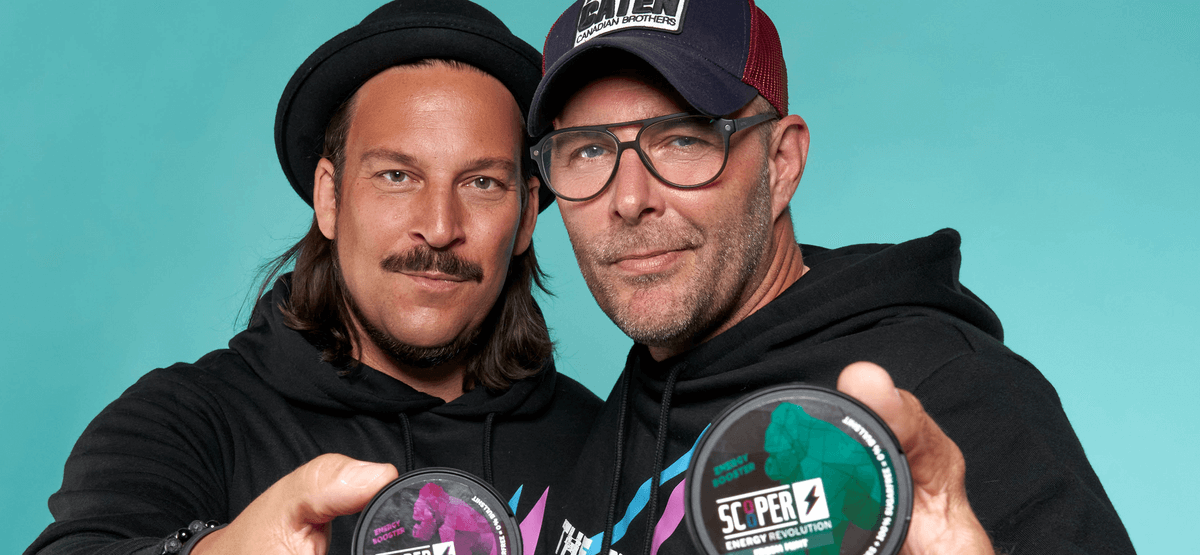 Portrait of the two Scooper Energy founders Patrick Fuchs and Michael Gueth against a turquoise background. We take a look behind the success story of Scooper Energy and Xentral!