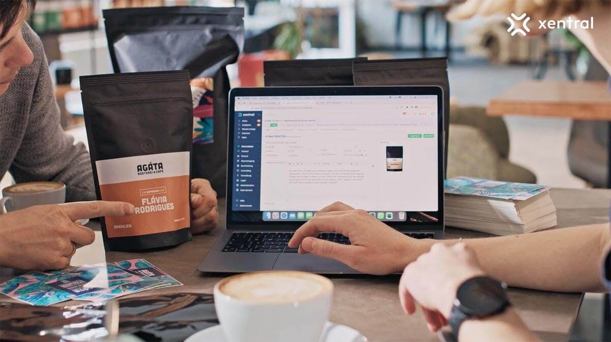 Laptop mit Xentral-Oberfläche und daneben eine Tüte mit Agata-Kaffeebohnen