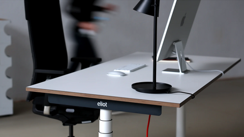 Die Xentral Success Story von Smartfurniture: Büromöbeldesign und Xentral an einem Tisch