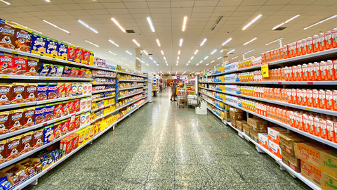 Blick in eine Regalreihe eines Supermarktes. Ein Warenwirtschaftssystem für den Einzelhandel sagt deinen manuellen Prozessen den Kampf an und sichert dir dein Wachstum. Wir zeigen dir, was du dazu wissen musst! 