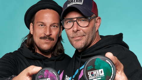 Portrait of the two Scooper Energy founders Patrick Fuchs and Michael Gueth against a turquoise background. We take a look behind the success story of Scooper Energy and Xentral!