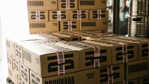 Das Foto zeigt mehrere Kisten und Päckchen, die übereinandergestapelt sind. In unserem Beitrag stellen wir euch das Produktionsmodel von Xentral vor.